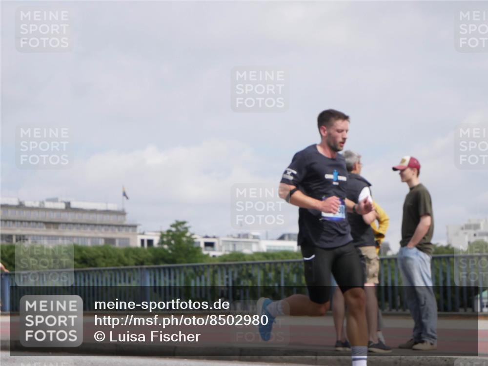 29.06.2025 - hella hamburg halbmarathon Luisa Fischer http://msf.ph/oto/8502980 29.06.2025 10:12:16 Kennedybrücke 7081, 9297, 9306 meine-sportfotos.de