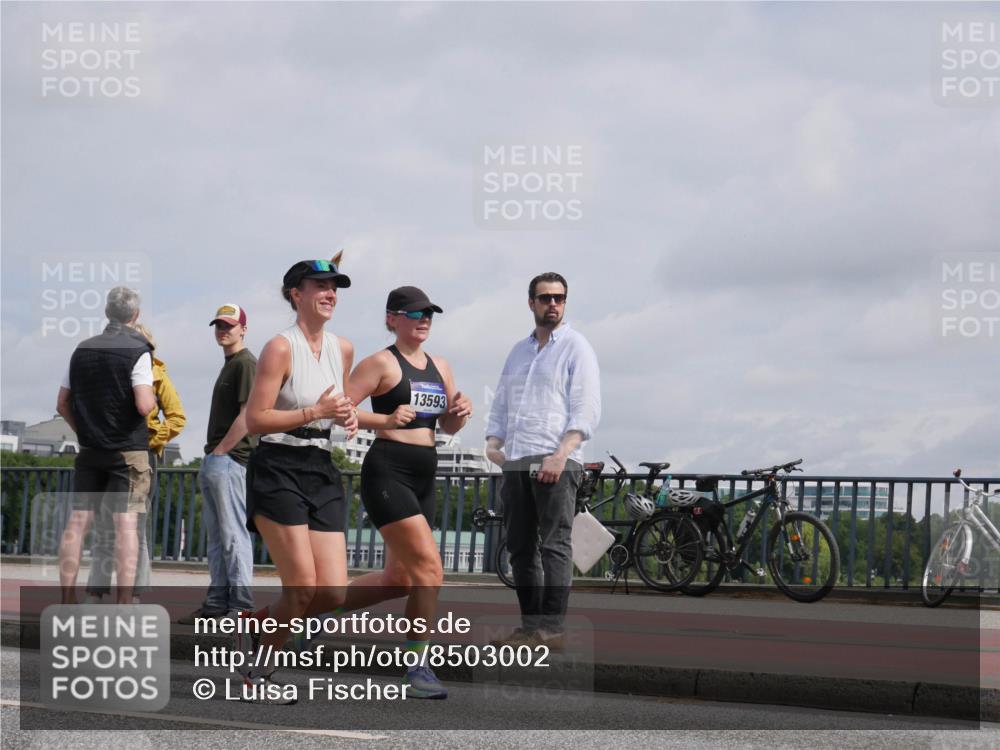 29.06.2025 - hella hamburg halbmarathon Luisa Fischer http://msf.ph/oto/8503002 29.06.2025 10:12:19 Kennedybrücke 13593, 7081, 9297, 9306 meine-sportfotos.de