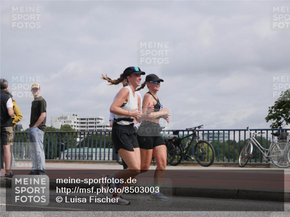29.06.2025 - hella hamburg halbmarathon Luisa Fischer http://msf.ph/oto/8503003 29.06.2025 10:12:19 Kennedybrücke 7081, 9297, 9306 meine-sportfotos.de