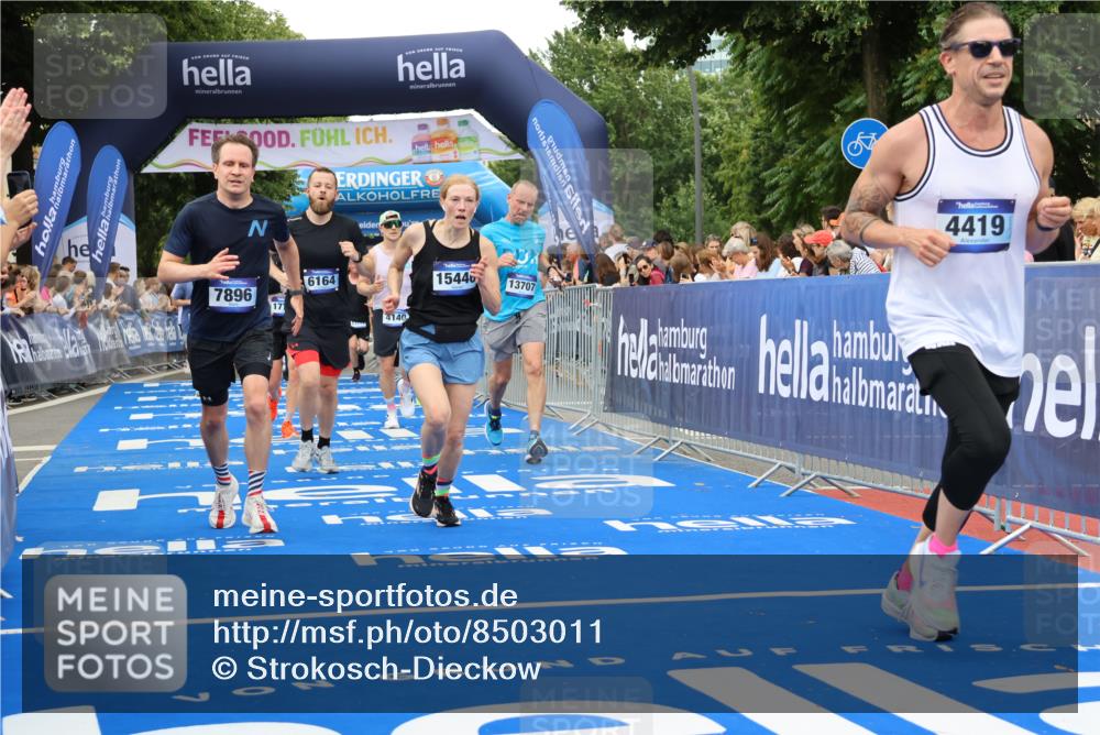29.06.2025 - hella hamburg halbmarathon Strokosch-Dieckow http://msf.ph/oto/8503011 29.06.2025 10:52:17 Ziel 4140, 4419, 4587, 4837, 5032, 5087, 5482, 6164, 6897, 7896, 9074, 9082, 12135, 13211, 13707, 14300, 15144, 15275, 15446, 16003, 16320, 16591, 17130, 17773, 17997, 18475 meine-sportfotos.de