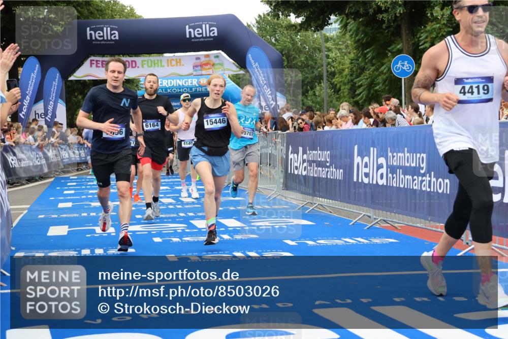 29.06.2025 - hella hamburg halbmarathon Strokosch-Dieckow http://msf.ph/oto/8503026 29.06.2025 10:52:17 Ziel 4140, 4419, 4587, 4837, 5032, 5087, 5482, 6164, 6897, 7896, 9074, 9082, 12135, 13211, 13707, 14300, 15144, 15275, 15446, 16003, 16320, 16591, 17130, 17773, 17997, 18475 meine-sportfotos.de