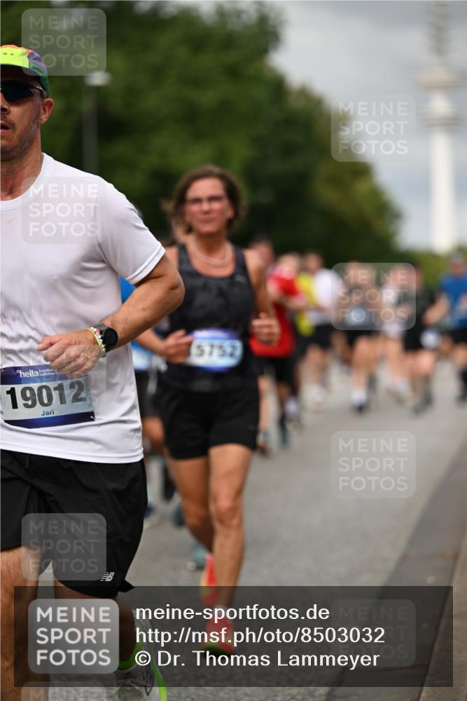 29.06.2025 - hella hamburg halbmarathon Dr. Thomas Lammeyer http://msf.ph/oto/8503032 29.06.2025 10:25:53 Kennedybrücke 1072, 1158, 1191, 1250, 1401, 1668, 1958, 2271, 2315, 2353, 2529, 2815, 2841, 3122, 3606, 3770, 3817, 3825, 3826, 4046, 4697, 4786, 5061, 5122, 5395, 5412, 5493, 5641, 5759, 5957, 6086, 6103, 7075, 7228, 7522, 7672, 7781, 8095, 8286, 8860, 8896, 8959, 9002, 9326, 9369, 9483, 9499, 9532, 9624, 9635, 10019, 10125, 10374, 10787, 10874, 10921, 11117, 11425 meine-sportfotos.de