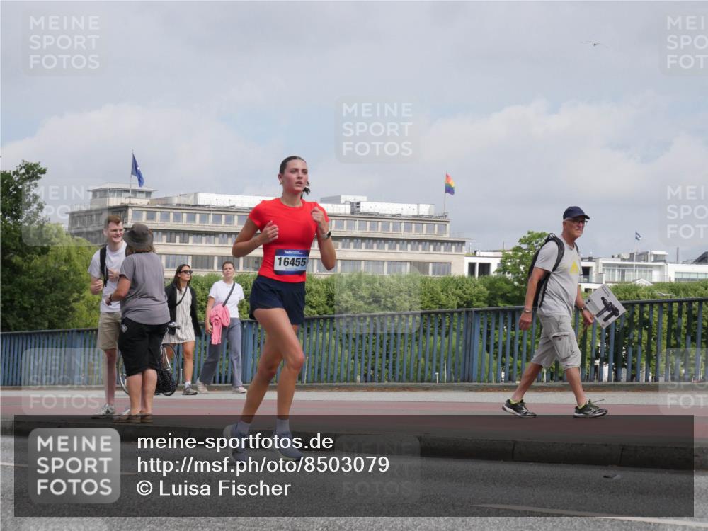 29.06.2025 - hella hamburg halbmarathon Luisa Fischer http://msf.ph/oto/8503079 29.06.2025 10:12:33 Kennedybrücke 16455, 7187, 9781, 10819 meine-sportfotos.de