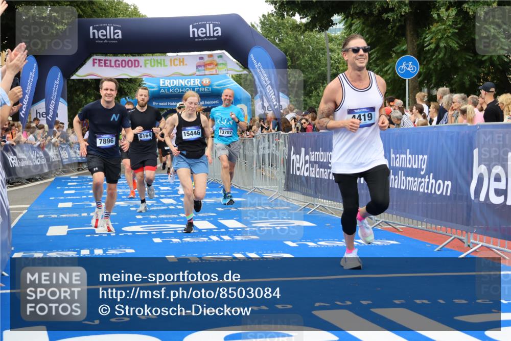 29.06.2025 - hella hamburg halbmarathon Strokosch-Dieckow http://msf.ph/oto/8503084 29.06.2025 10:52:17 Ziel 4140, 4419, 4587, 4837, 5032, 5087, 5482, 6164, 6897, 7896, 9074, 9082, 12135, 13211, 13707, 14300, 15144, 15275, 15446, 16003, 16320, 16591, 17130, 17773, 17997, 18475 meine-sportfotos.de