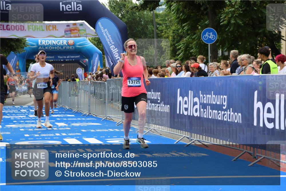 29.06.2025 - hella hamburg halbmarathon Strokosch-Dieckow http://msf.ph/oto/8503085 29.06.2025 10:42:45 Ziel 1700, 5011, 5477, 7105, 9371, 9534, 13398, 13725, 14447, 14560, 14813, 15297, 15301, 15851, 17000, 18559 meine-sportfotos.de