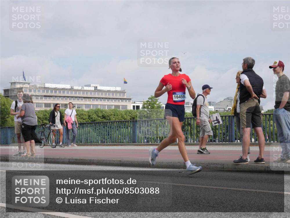 29.06.2025 - hella hamburg halbmarathon Luisa Fischer http://msf.ph/oto/8503088 29.06.2025 10:12:34 Kennedybrücke 16455, 7187, 7636, 9781 meine-sportfotos.de