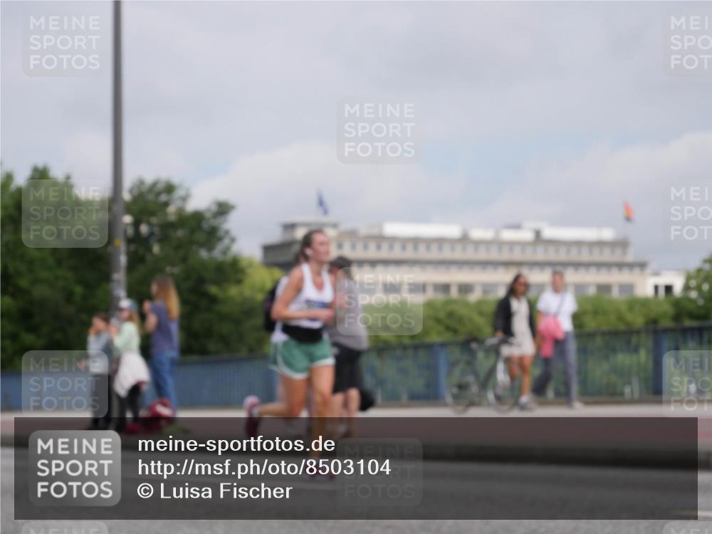 29.06.2025 - hella hamburg halbmarathon Luisa Fischer http://msf.ph/oto/8503104 29.06.2025 10:12:35 Kennedybrücke 7187, 7636, 9781 meine-sportfotos.de