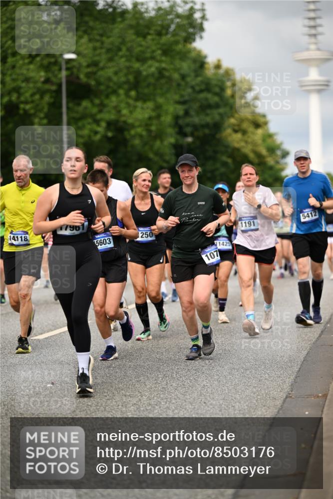 29.06.2025 - hella hamburg halbmarathon Dr. Thomas Lammeyer http://msf.ph/oto/8503176 29.06.2025 10:25:58 Kennedybrücke 1072, 1158, 1191, 1250, 1401, 1668, 1958, 2009, 2271, 2315, 2353, 2529, 2815, 2841, 3606, 3770, 3817, 3825, 3826, 4046, 4289, 4697, 5122, 5412, 5493, 5641, 5759, 5957, 6086, 6103, 7075, 7228, 7375, 7612, 7672, 8286, 8431, 8860, 8896, 8959, 9002, 9062, 9326, 9327, 9369, 9483, 9499, 9532, 9635, 10019, 10125, 10374, 10787, 10921, 11117, 11425 meine-sportfotos.de
