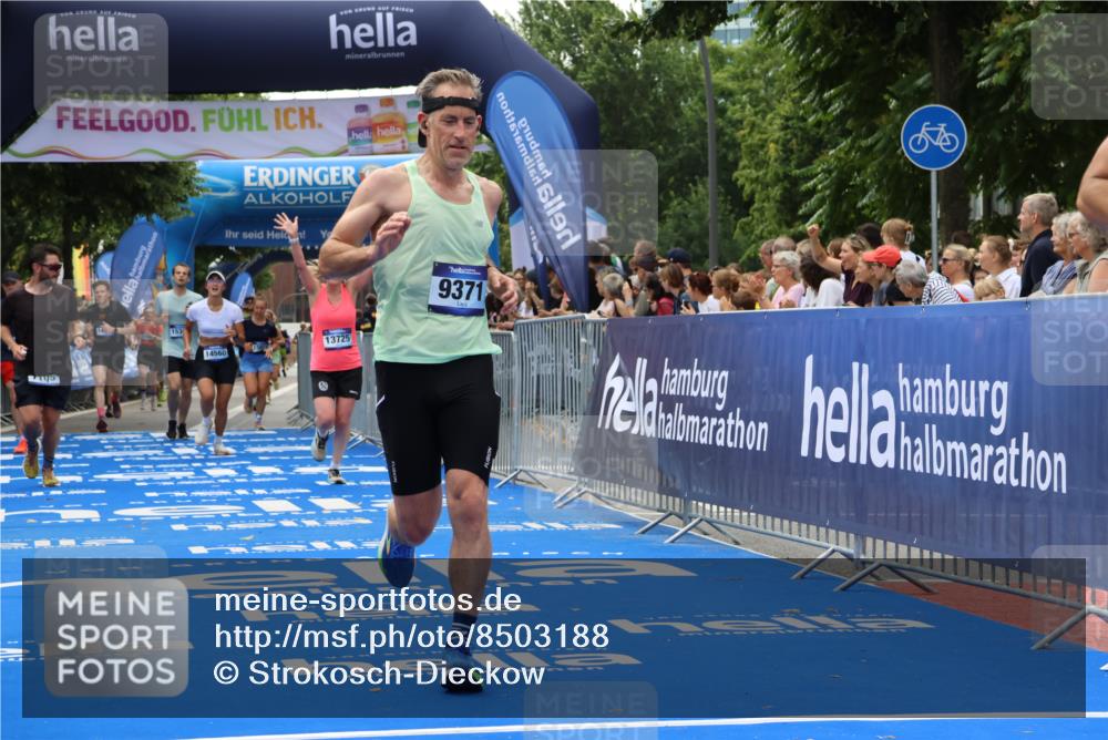 29.06.2025 - hella hamburg halbmarathon Strokosch-Dieckow http://msf.ph/oto/8503188 29.06.2025 10:42:42 Ziel 1700, 7105, 9371, 9534, 13483, 13725, 14560, 14813, 15297, 15301, 15851, 17000, 18275, 18632 meine-sportfotos.de