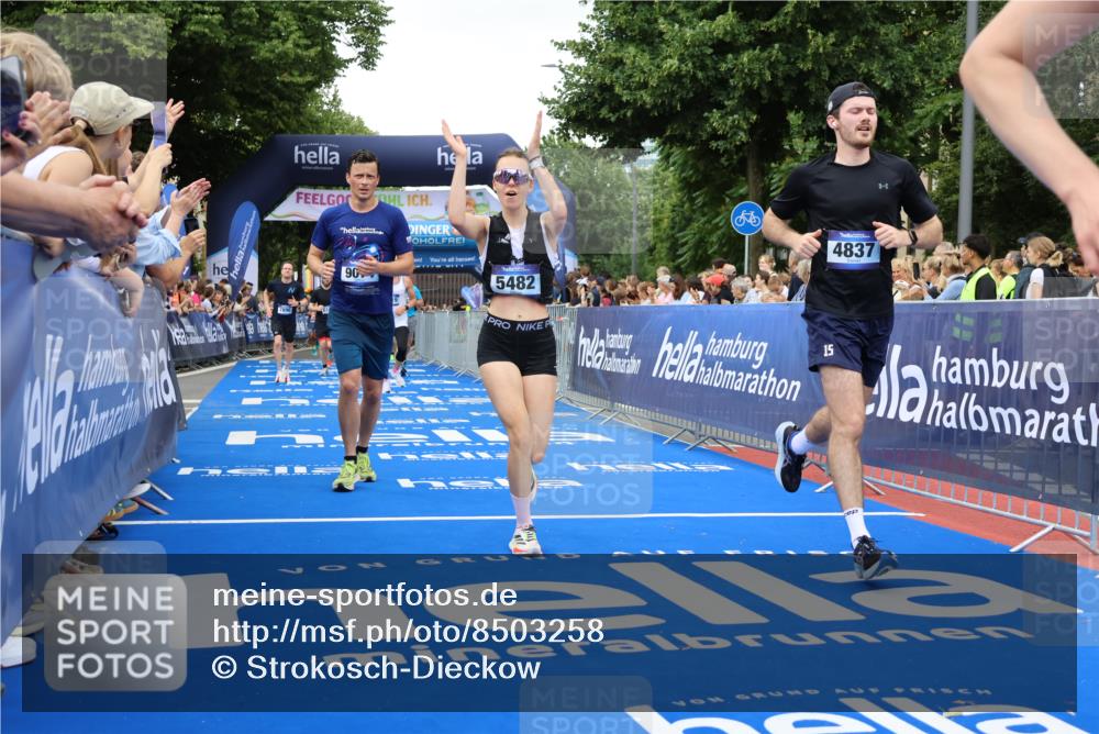 29.06.2025 - hella hamburg halbmarathon Strokosch-Dieckow http://msf.ph/oto/8503258 29.06.2025 10:52:14 Ziel 1482, 2397, 4140, 4419, 4587, 4837, 5032, 5087, 5093, 5482, 6164, 6897, 7896, 9074, 9082, 12135, 13707, 13726, 14248, 14300, 15275, 15446, 16003, 16320, 16591, 17033, 17130, 17773, 18475, 18801 meine-sportfotos.de
