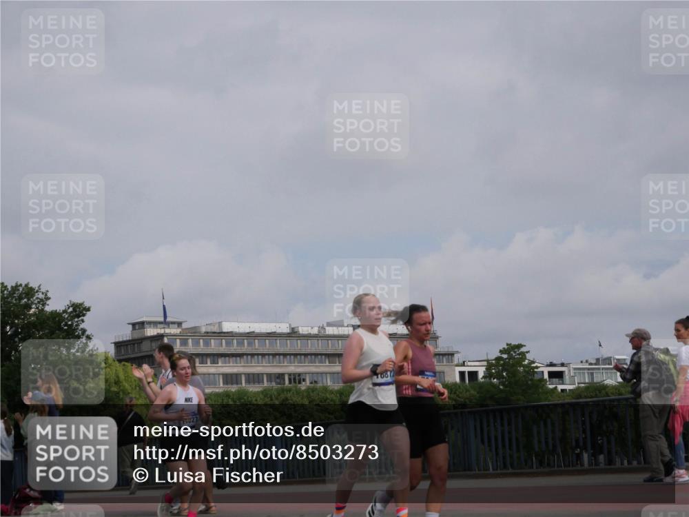 29.06.2025 - hella hamburg halbmarathon Luisa Fischer http://msf.ph/oto/8503273 29.06.2025 10:12:59 Kennedybrücke 927, 1483, 1513, 1573, 7042, 7685, 8090, 8890, 9681, 9816 meine-sportfotos.de