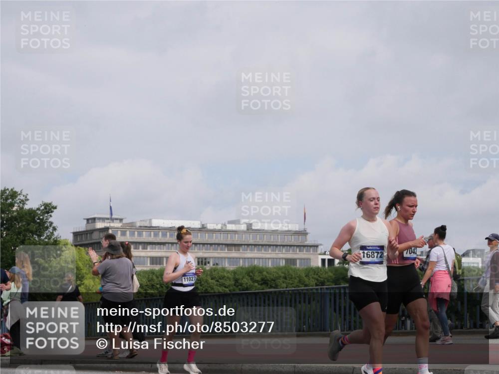 29.06.2025 - hella hamburg halbmarathon Luisa Fischer http://msf.ph/oto/8503277 29.06.2025 10:13:00 Kennedybrücke 11027, 16872, 7042, 1483, 1513, 1573, 7042, 7685, 8090, 8890, 9681, 9816 meine-sportfotos.de