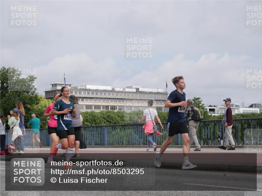 29.06.2025 - hella hamburg halbmarathon Luisa Fischer http://msf.ph/oto/8503295 29.06.2025 10:13:02 Kennedybrücke 8, 19023, 889, 1483, 1513, 1573, 7042, 7250, 7685, 8090, 8890, 9681, 9816 meine-sportfotos.de