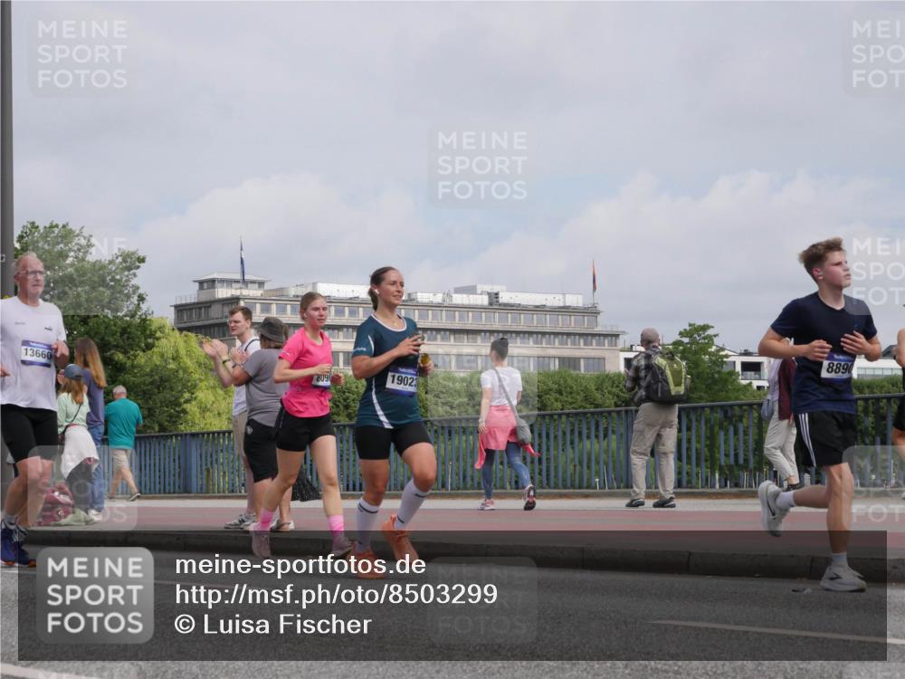 29.06.2025 - hella hamburg halbmarathon Luisa Fischer http://msf.ph/oto/8503299 29.06.2025 10:13:03 Kennedybrücke 13660, 8090, 19023, 8890, 1483, 1513, 1573, 7042, 7250, 7685, 8090, 8890, 9681, 9816 meine-sportfotos.de