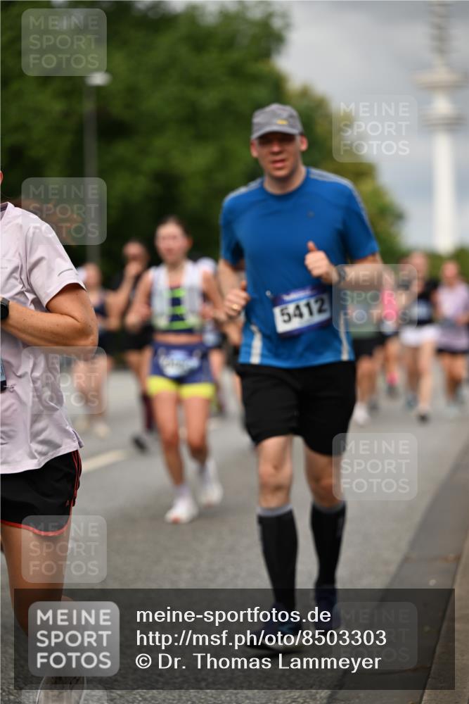 29.06.2025 - hella hamburg halbmarathon Dr. Thomas Lammeyer http://msf.ph/oto/8503303 29.06.2025 10:26:02 Kennedybrücke 1072, 1158, 1191, 1250, 1269, 1401, 1668, 1958, 2009, 2315, 2353, 2529, 2815, 2841, 3606, 3770, 3825, 3826, 4046, 4289, 4375, 4697, 5122, 5412, 5493, 5641, 5759, 6103, 7075, 7375, 7612, 7672, 8286, 8431, 8860, 8896, 8959, 9002, 9062, 9326, 9327, 9369, 9483, 9499, 9532, 9635, 9788, 10019, 10125, 10374, 10787, 10902, 10921, 11117, 11425 meine-sportfotos.de