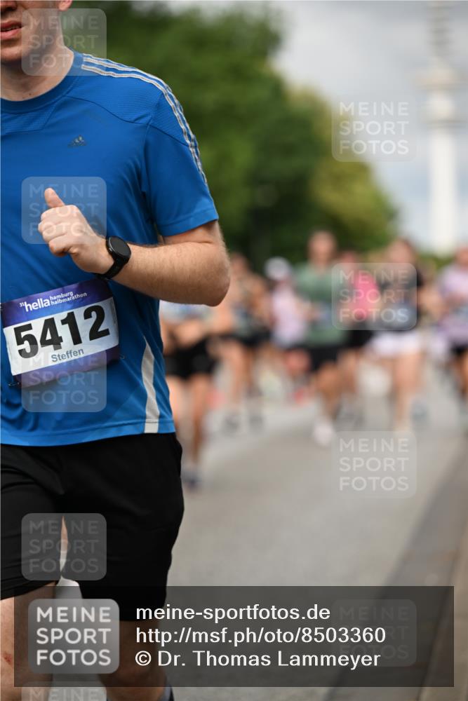 29.06.2025 - hella hamburg halbmarathon Dr. Thomas Lammeyer http://msf.ph/oto/8503360 29.06.2025 10:26:03 Kennedybrücke 1072, 1158, 1191, 1250, 1269, 1401, 1668, 1958, 2009, 2315, 2353, 2529, 2815, 2841, 3606, 3770, 3825, 3826, 4046, 4289, 4375, 4697, 5122, 5412, 5641, 5759, 6103, 7075, 7375, 7612, 7672, 8286, 8431, 8860, 8896, 8959, 9002, 9062, 9326, 9327, 9369, 9483, 9499, 9532, 9635, 9788, 10019, 10125, 10167, 10374, 10787, 10902, 10921, 11117, 11425 meine-sportfotos.de