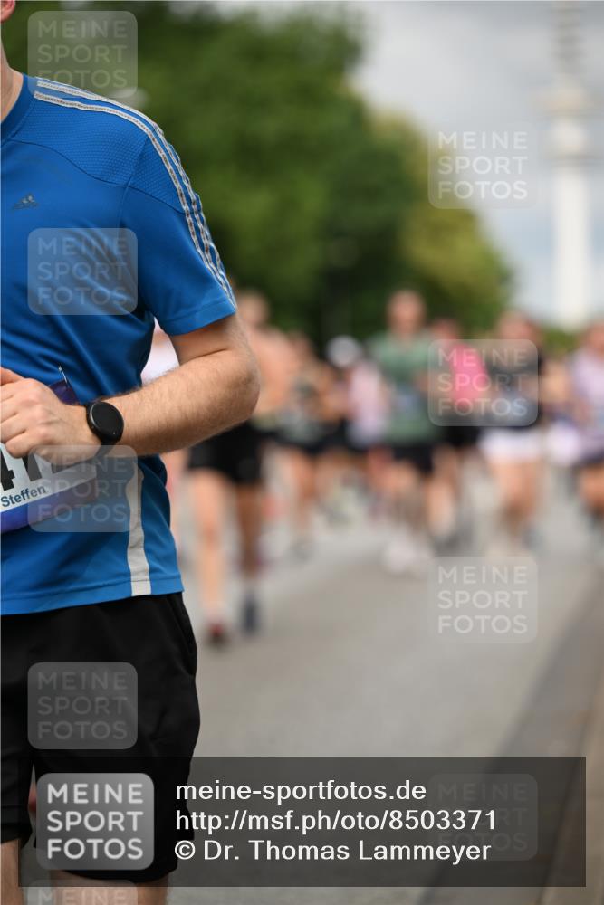 29.06.2025 - hella hamburg halbmarathon Dr. Thomas Lammeyer http://msf.ph/oto/8503371 29.06.2025 10:26:03 Kennedybrücke 1072, 1158, 1191, 1250, 1269, 1401, 1668, 1958, 2009, 2315, 2353, 2529, 2815, 2841, 3606, 3770, 3825, 3826, 4046, 4289, 4375, 4697, 5122, 5412, 5641, 5759, 6103, 7075, 7375, 7612, 7672, 8286, 8431, 8860, 8896, 8959, 9002, 9062, 9326, 9327, 9369, 9483, 9499, 9532, 9635, 9788, 10019, 10125, 10167, 10374, 10787, 10902, 10921, 11117, 11425 meine-sportfotos.de