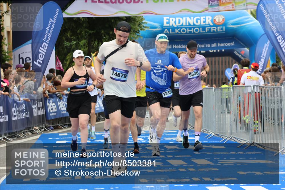 29.06.2025 - hella hamburg halbmarathon Strokosch-Dieckow http://msf.ph/oto/8503381 29.06.2025 11:12:00 Ziel 1020, 1051, 1372, 1527, 1830, 2904, 2990, 3167, 4204, 6352, 6664, 8632, 8673, 8895, 9338, 10297, 10377, 12467, 14679, 15772, 16491, 16723, 18320 meine-sportfotos.de
