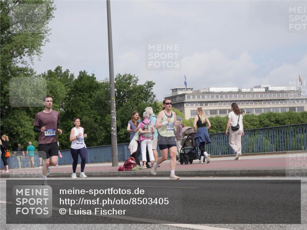 29.06.2025 - hella hamburg halbmarathon Luisa Fischer http://msf.ph/oto/8503405 29.06.2025 10:13:17 Kennedybrücke 17532, 7058, 1456, 1052, 1456, 4389, 7058, 9988 meine-sportfotos.de