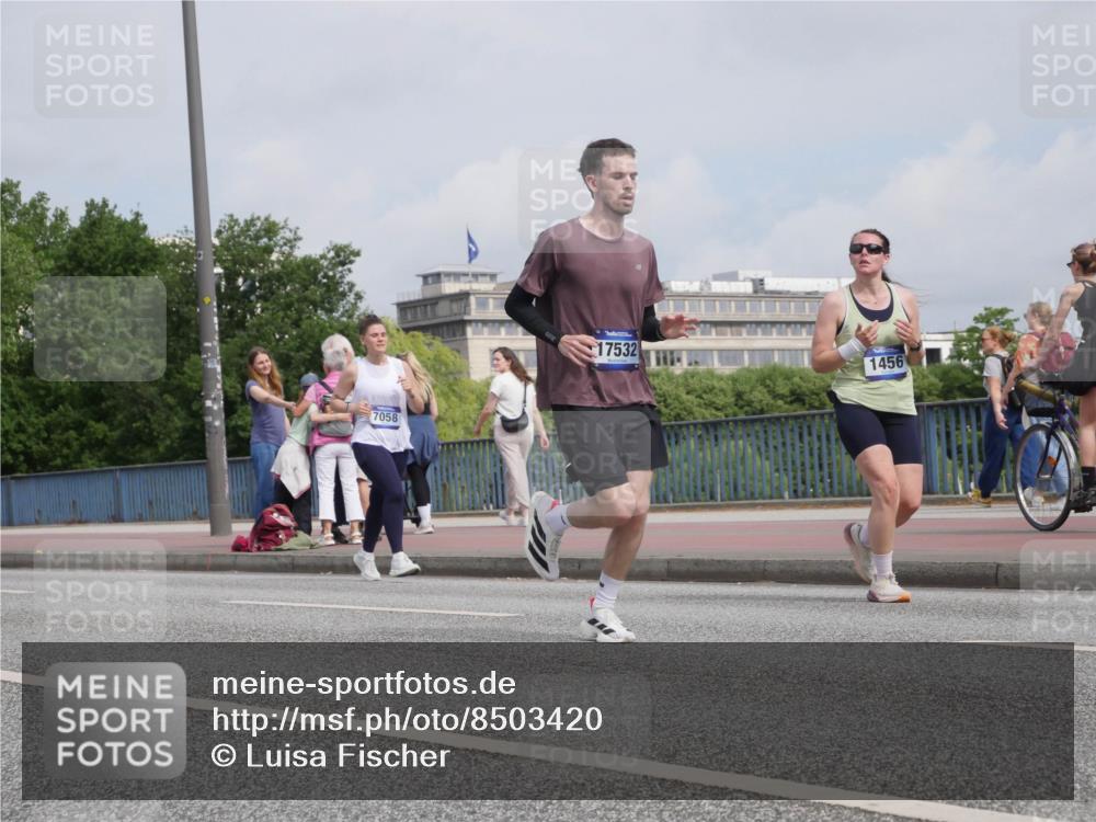 29.06.2025 - hella hamburg halbmarathon Luisa Fischer http://msf.ph/oto/8503420 29.06.2025 10:13:18 Kennedybrücke 7058, 17532, 1456, 1052, 1456, 7058, 9988 meine-sportfotos.de