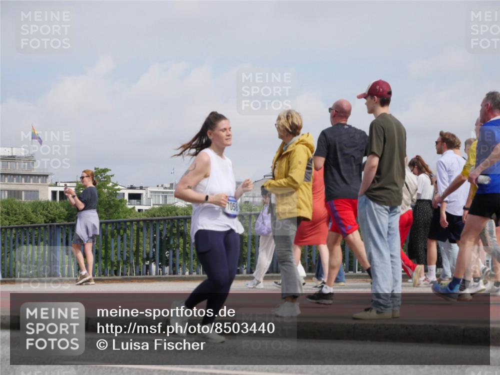 29.06.2025 - hella hamburg halbmarathon Luisa Fischer http://msf.ph/oto/8503440 29.06.2025 10:13:21 Kennedybrücke 7058, 1052, 1186, 1456, 7058, 8685 meine-sportfotos.de