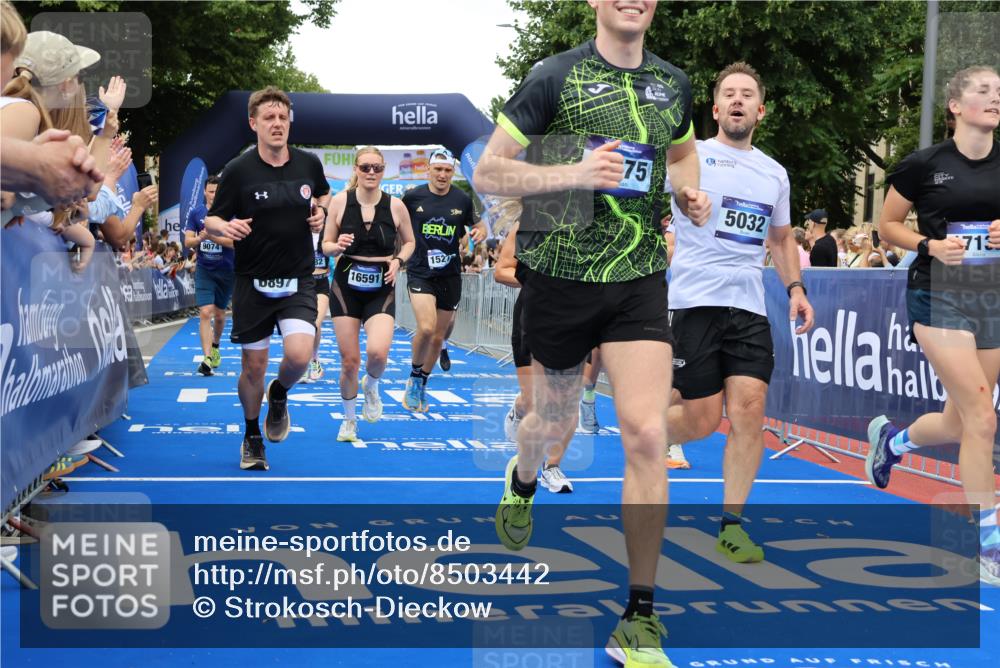 29.06.2025 - hella hamburg halbmarathon Strokosch-Dieckow http://msf.ph/oto/8503442 29.06.2025 10:52:12 Ziel 1482, 2397, 2595, 4419, 4587, 4837, 5032, 5087, 5093, 5378, 5482, 6164, 6897, 7732, 7896, 9074, 9082, 12135, 12580, 13707, 13726, 14248, 14300, 15275, 15446, 15829, 16003, 16320, 16591, 16666, 17033, 17130, 17773, 18475, 18801 meine-sportfotos.de
