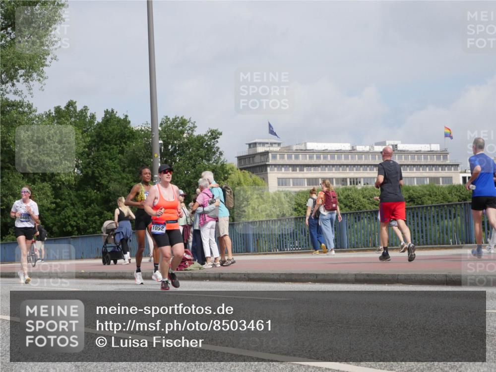 29.06.2025 - hella hamburg halbmarathon Luisa Fischer http://msf.ph/oto/8503461 29.06.2025 10:13:24 Kennedybrücke 8685, 1052, 1052, 1186, 7058, 8685, 9150 meine-sportfotos.de