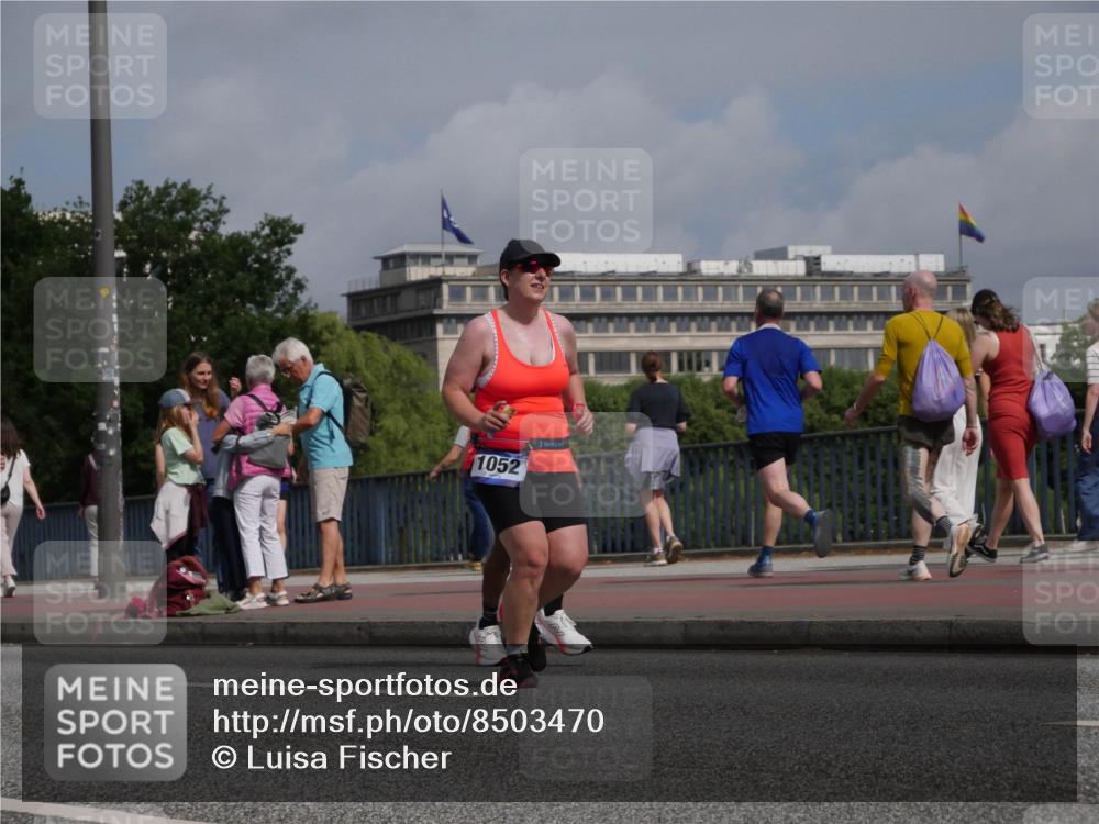 29.06.2025 - hella hamburg halbmarathon Luisa Fischer http://msf.ph/oto/8503470 29.06.2025 10:13:25 Kennedybrücke 1052, 1052, 1186, 7058, 8685, 9150 meine-sportfotos.de