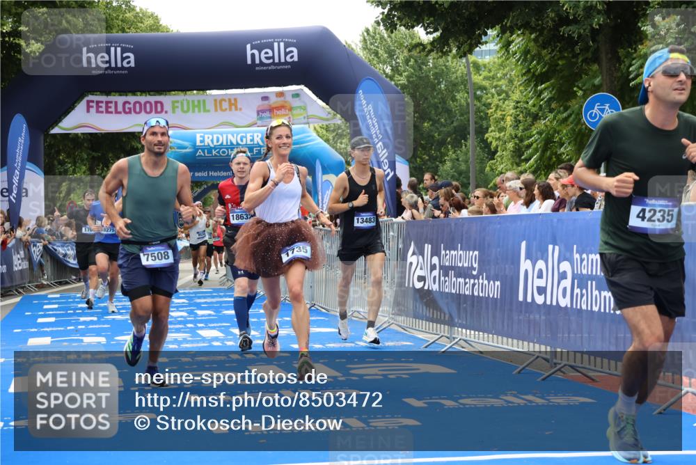 29.06.2025 - hella hamburg halbmarathon Strokosch-Dieckow http://msf.ph/oto/8503472 29.06.2025 10:42:35 Ziel 1209, 1700, 1735, 1962, 4235, 7508, 9371, 9534, 13446, 13483, 16295, 16333, 17000, 17016, 17733, 18275, 18632, 18680 meine-sportfotos.de