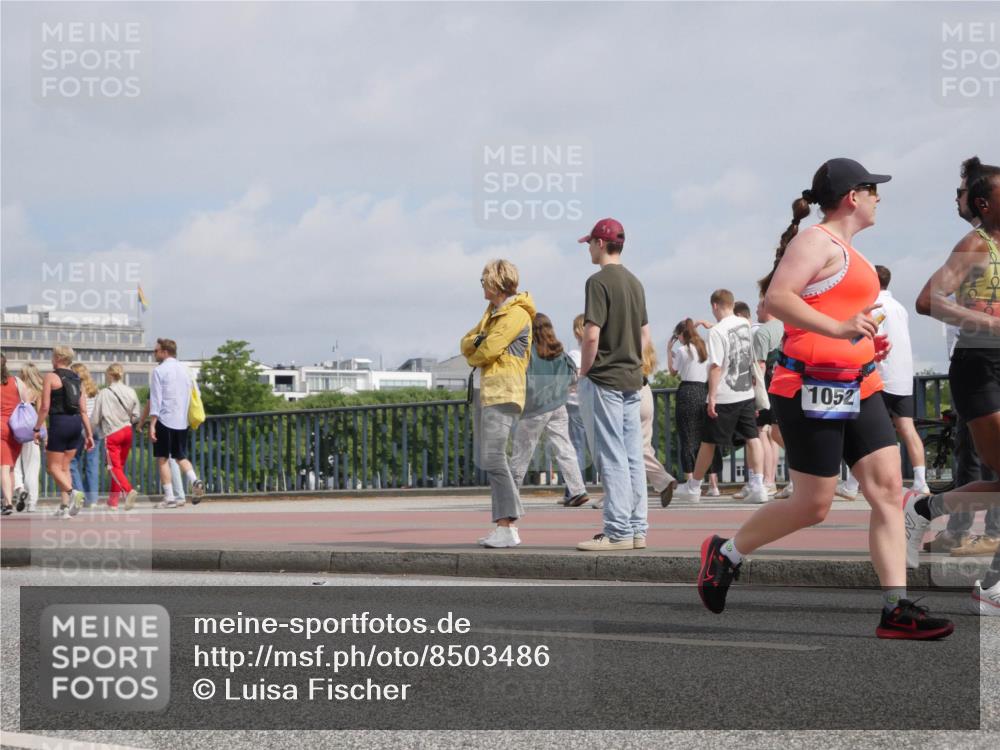 29.06.2025 - hella hamburg halbmarathon Luisa Fischer http://msf.ph/oto/8503486 29.06.2025 10:13:27 Kennedybrücke 1052, 1052, 1186, 8685, 9150, 9829 meine-sportfotos.de