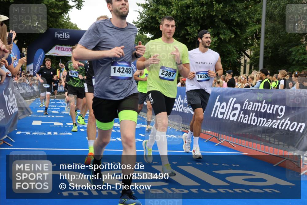 29.06.2025 - hella hamburg halbmarathon Strokosch-Dieckow http://msf.ph/oto/8503490 29.06.2025 10:52:10 Ziel 1482, 2397, 2595, 4419, 4837, 5032, 5087, 5093, 5378, 5482, 6164, 6897, 7732, 7896, 9074, 9082, 12135, 12580, 13726, 14248, 14300, 15275, 15446, 15829, 16003, 16179, 16320, 16591, 16666, 17033, 17130, 18475, 18801 meine-sportfotos.de