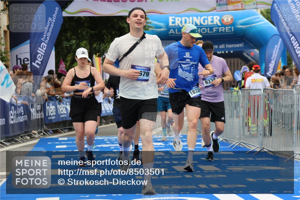 29.06.2025 - hella hamburg halbmarathon Strokosch-Dieckow http://msf.ph/oto/8503501 29.06.2025 11:12:01 Ziel 1020, 1051, 1372, 1527, 1830, 2904, 2990, 3167, 6352, 6664, 7346, 8673, 9338, 10297, 10377, 10739, 12467, 14679, 15772, 16491, 16723, 18320 meine-sportfotos.de
