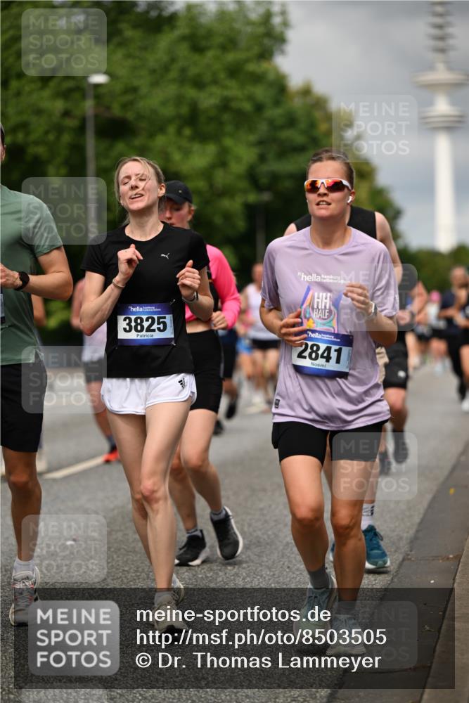 29.06.2025 - hella hamburg halbmarathon Dr. Thomas Lammeyer http://msf.ph/oto/8503505 29.06.2025 10:26:08 Kennedybrücke 1072, 1158, 1191, 1250, 1269, 1294, 1668, 1958, 1963, 2009, 2063, 2315, 2353, 2529, 2815, 2841, 2919, 3606, 3825, 3826, 4046, 4289, 4375, 4376, 5412, 5641, 5759, 6103, 6676, 7075, 7375, 7612, 7672, 8431, 8860, 8884, 8896, 8954, 8959, 9002, 9062, 9326, 9327, 9483, 9635, 9788, 10019, 10125, 10167, 10787, 10902, 10921, 11117, 11425 meine-sportfotos.de