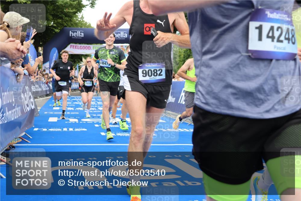 29.06.2025 - hella hamburg halbmarathon Strokosch-Dieckow http://msf.ph/oto/8503540 29.06.2025 10:52:11 Ziel 1482, 2397, 2595, 4419, 4837, 5032, 5087, 5093, 5378, 5482, 6164, 6897, 7732, 7896, 9074, 9082, 12135, 12580, 13726, 14248, 14300, 15275, 15446, 15829, 16003, 16320, 16591, 16666, 17033, 17130, 18475, 18801 meine-sportfotos.de