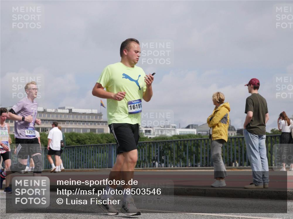 29.06.2025 - hella hamburg halbmarathon Luisa Fischer http://msf.ph/oto/8503546 29.06.2025 10:13:39 Kennedybrücke 12571, 06, 16191, 1548, 1781, 5182, 5653, 5806, 8561, 9829 meine-sportfotos.de