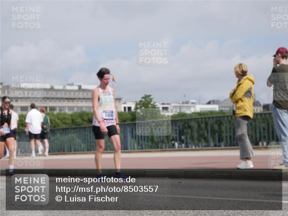 29.06.2025 - hella hamburg halbmarathon Luisa Fischer http://msf.ph/oto/8503557 29.06.2025 10:13:41 Kennedybrücke 540, 5806, 1548, 1781, 5182, 5653, 5806, 8561 meine-sportfotos.de