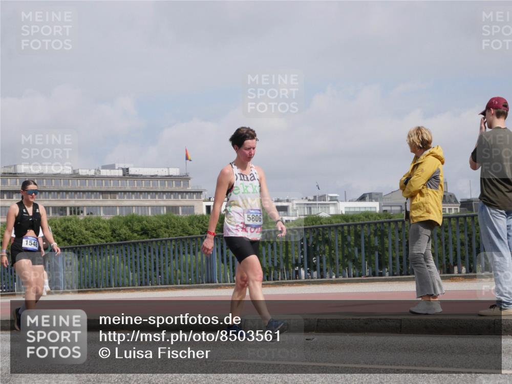 29.06.2025 - hella hamburg halbmarathon Luisa Fischer http://msf.ph/oto/8503561 29.06.2025 10:13:41 Kennedybrücke 1548, 5806, 1548, 1781, 5182, 5653, 5806, 8561 meine-sportfotos.de