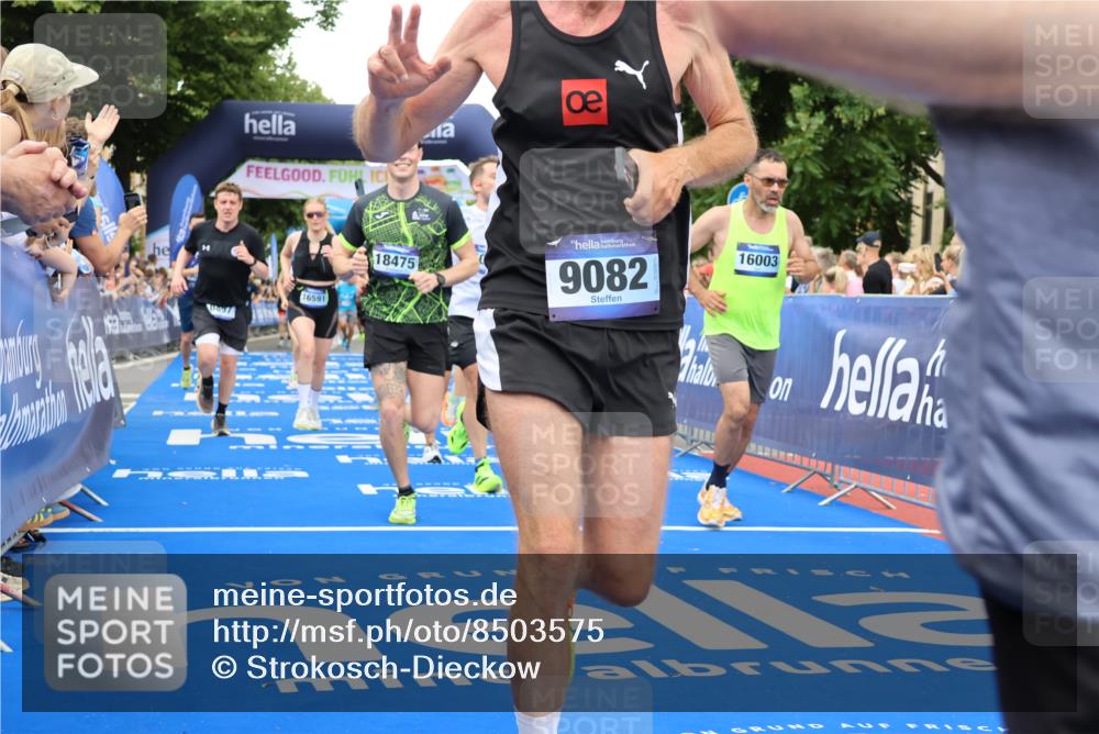 29.06.2025 - hella hamburg halbmarathon Strokosch-Dieckow http://msf.ph/oto/8503575 29.06.2025 10:52:11 Ziel 1482, 2397, 2595, 4419, 4837, 5032, 5087, 5093, 5378, 5482, 6164, 6897, 7732, 7896, 9074, 9082, 12135, 12580, 13726, 14248, 14300, 15275, 15446, 15829, 16003, 16320, 16591, 16666, 17033, 17130, 18475, 18801 meine-sportfotos.de