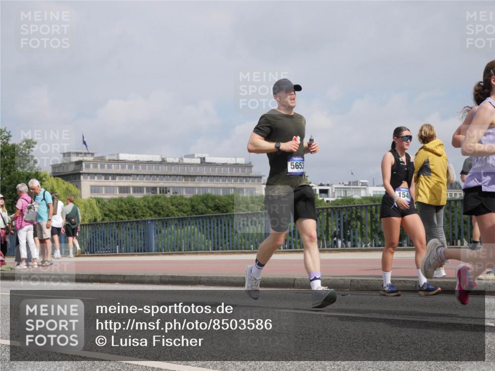 29.06.2025 - hella hamburg halbmarathon Luisa Fischer http://msf.ph/oto/8503586 29.06.2025 10:13:45 Kennedybrücke 5653, 154, 1548, 1781, 2868, 5182, 5653, 5806, 8561 meine-sportfotos.de