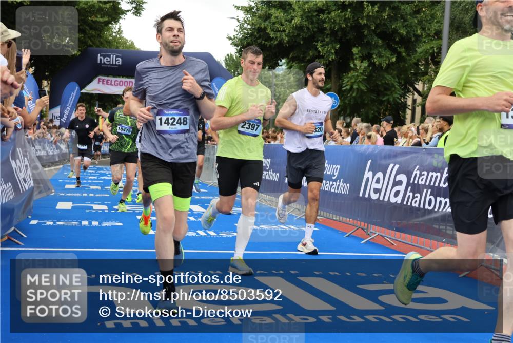 29.06.2025 - hella hamburg halbmarathon Strokosch-Dieckow http://msf.ph/oto/8503592 29.06.2025 10:52:10 Ziel 1482, 2397, 2595, 4419, 4837, 5032, 5087, 5093, 5378, 5482, 6164, 6897, 7732, 7896, 9074, 9082, 12135, 12580, 13726, 14248, 14300, 15275, 15446, 15829, 16003, 16179, 16320, 16591, 16666, 17033, 17130, 18475, 18801 meine-sportfotos.de