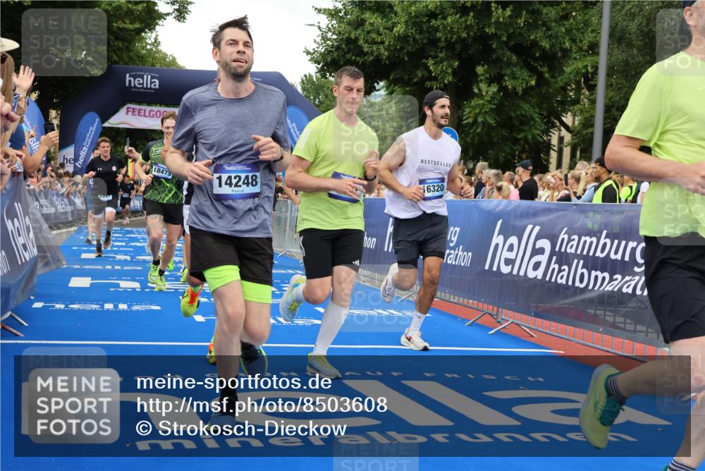 29.06.2025 - hella hamburg halbmarathon Strokosch-Dieckow http://msf.ph/oto/8503608 29.06.2025 10:52:10 Ziel 1482, 2397, 2595, 4419, 4837, 5032, 5087, 5093, 5378, 5482, 6164, 6897, 7732, 7896, 9074, 9082, 12135, 12580, 13726, 14248, 14300, 15275, 15446, 15829, 16003, 16179, 16320, 16591, 16666, 17033, 17130, 18475, 18801 meine-sportfotos.de