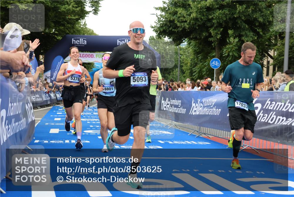 29.06.2025 - hella hamburg halbmarathon Strokosch-Dieckow http://msf.ph/oto/8503625 29.06.2025 10:52:08 Ziel 1482, 2397, 2595, 4837, 5032, 5087, 5093, 5378, 5482, 6897, 7732, 9074, 9082, 12135, 12580, 13726, 14248, 14300, 15275, 15506, 15829, 16003, 16179, 16320, 16591, 16666, 17033, 17130, 18475, 18801 meine-sportfotos.de