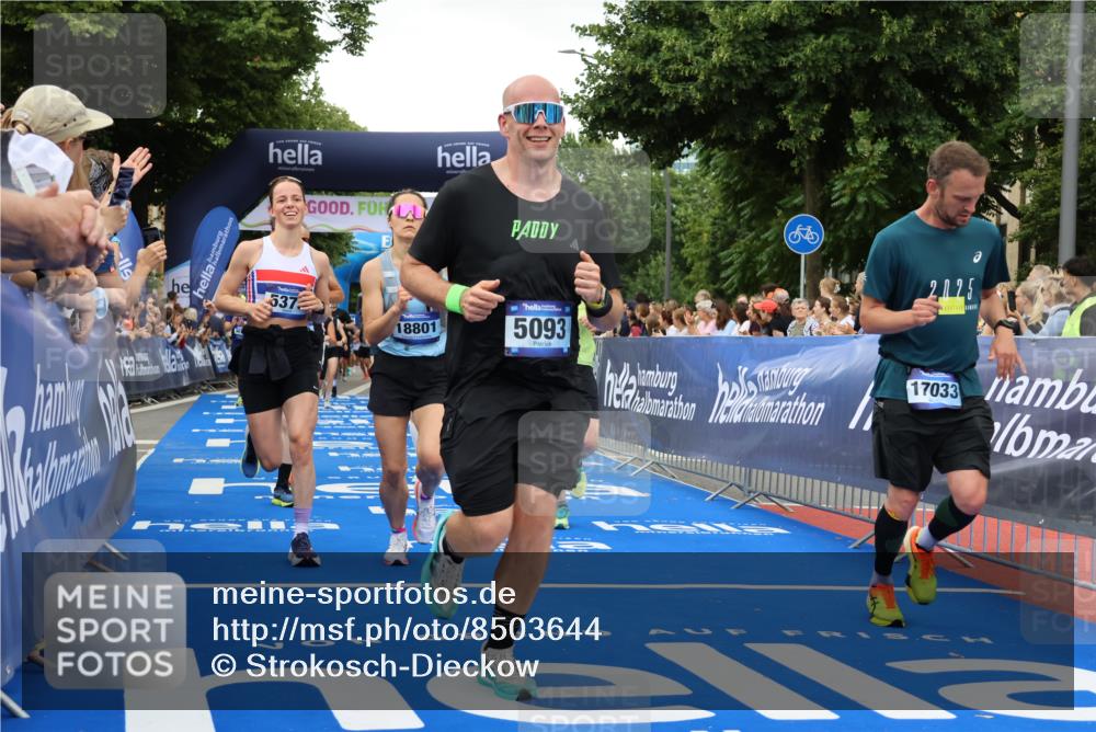 29.06.2025 - hella hamburg halbmarathon Strokosch-Dieckow http://msf.ph/oto/8503644 29.06.2025 10:52:08 Ziel 1482, 2397, 2595, 4837, 5032, 5087, 5093, 5378, 5482, 6897, 7732, 9074, 9082, 12135, 12580, 13726, 14248, 14300, 15275, 15506, 15829, 16003, 16179, 16320, 16591, 16666, 17033, 17130, 18475, 18801 meine-sportfotos.de