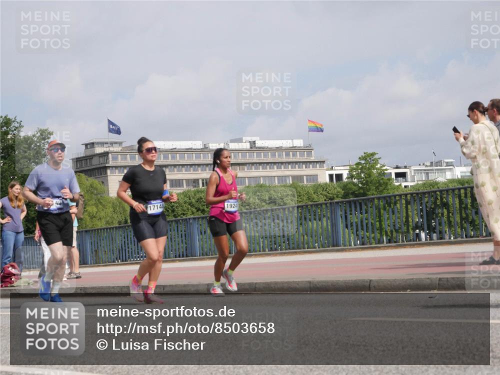 29.06.2025 - hella hamburg halbmarathon Luisa Fischer http://msf.ph/oto/8503658 29.06.2025 10:13:54 Kennedybrücke 17148, 19241, 2868, 4287, 5440, 8171, 10196 meine-sportfotos.de