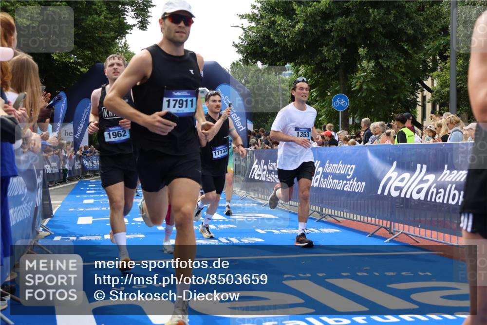 29.06.2025 - hella hamburg halbmarathon Strokosch-Dieckow http://msf.ph/oto/8503659 29.06.2025 10:42:28 Ziel 1209, 1256, 1353, 1735, 1800, 1962, 2233, 3523, 4235, 6639, 7116, 7448, 7508, 7693, 7734, 11907, 13446, 14226, 15095, 15175, 15623, 15654, 16281, 16295, 16333, 17016, 17637, 17733, 17911, 18330, 18680 meine-sportfotos.de