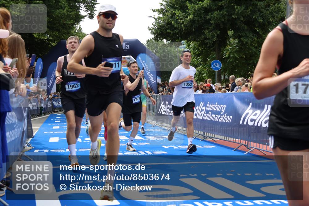 29.06.2025 - hella hamburg halbmarathon Strokosch-Dieckow http://msf.ph/oto/8503674 29.06.2025 10:42:28 Ziel 1209, 1256, 1353, 1735, 1800, 1962, 2233, 3523, 4235, 6639, 7116, 7448, 7508, 7693, 7734, 11907, 13446, 14226, 15095, 15175, 15623, 15654, 16281, 16295, 16333, 17016, 17637, 17733, 17911, 18330, 18680 meine-sportfotos.de