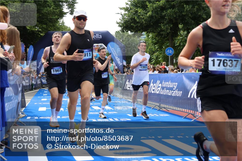 29.06.2025 - hella hamburg halbmarathon Strokosch-Dieckow http://msf.ph/oto/8503687 29.06.2025 10:42:28 Ziel 1209, 1256, 1353, 1735, 1800, 1962, 2233, 3523, 4235, 6639, 7116, 7448, 7508, 7693, 7734, 11907, 13446, 14226, 15095, 15175, 15623, 15654, 16281, 16295, 16333, 17016, 17637, 17733, 17911, 18330, 18680 meine-sportfotos.de