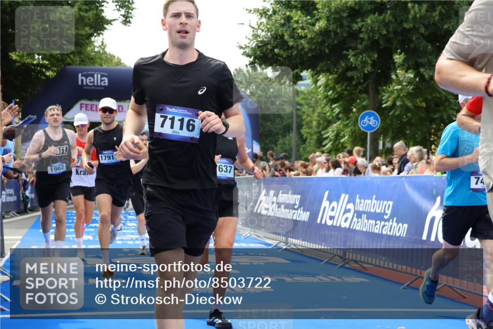 29.06.2025 - hella hamburg halbmarathon Strokosch-Dieckow http://msf.ph/oto/8503722 29.06.2025 10:42:27 Ziel 1209, 1256, 1353, 1735, 1800, 1962, 2233, 3523, 4235, 6639, 6770, 7116, 7448, 7508, 7693, 7734, 11907, 13446, 13807, 14226, 15095, 15175, 15623, 15654, 16281, 16295, 16333, 17016, 17637, 17733, 17911, 18330, 18680 meine-sportfotos.de