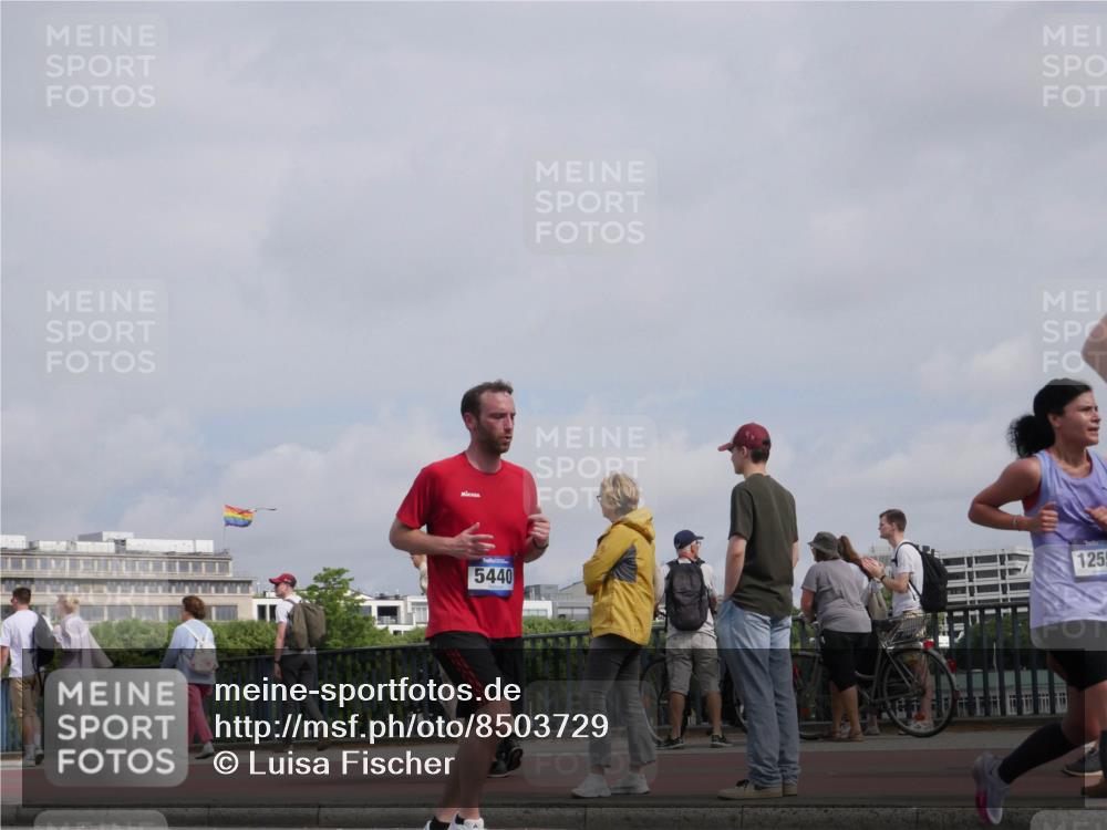 29.06.2025 - hella hamburg halbmarathon Luisa Fischer http://msf.ph/oto/8503729 29.06.2025 10:14:01 Kennedybrücke 5440, 1255, 4287, 5440, 8171, 8807, 8810, 10196 meine-sportfotos.de