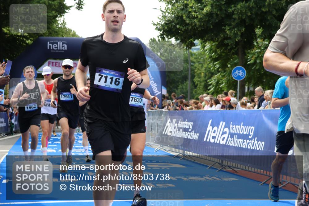 29.06.2025 - hella hamburg halbmarathon Strokosch-Dieckow http://msf.ph/oto/8503738 29.06.2025 10:42:27 Ziel 1209, 1256, 1353, 1735, 1800, 1962, 2233, 3523, 4235, 6639, 6770, 7116, 7448, 7508, 7693, 7734, 11907, 13446, 13807, 14226, 15095, 15175, 15623, 15654, 16281, 16295, 16333, 17016, 17637, 17733, 17911, 18330, 18680 meine-sportfotos.de